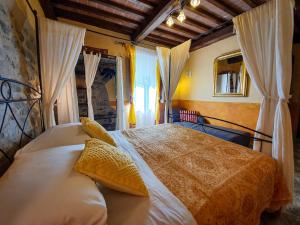 Postel nebo postele na pokoji v ubytování OASI LIGNANA Suite Apartments