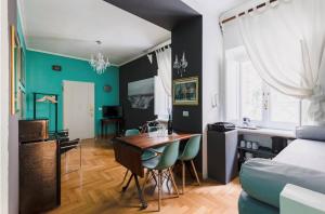 ローマにあるスイート デザイン ピアッツァ ディ スパーニャのキッチン、リビングルーム(テーブル、椅子付)