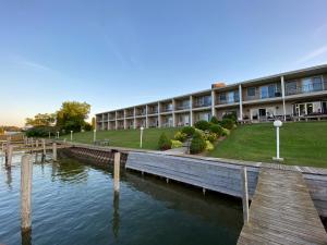 ein Gebäude mit einem Dock neben einem Wasserkörper in der Unterkunft Fleetwood Inn Suites in Cheboygan