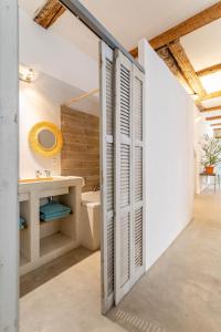 baño con paredes blancas, lavabo y espejo en Chic et moderne, en Marsella