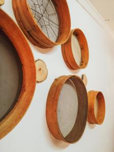a group of wooden plates on a white table at Casa de Pimenteis in Vimioso