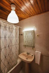 uma casa de banho com um lavatório e um espelho em Nations Gerês - Bed & Breakfast no Gerês