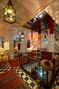 - un salon avec un escalier dans un bâtiment dans l'établissement Dar Sultan, à Tanger