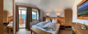 1 dormitorio con 2 camas y TV en una habitación en LA MONTANA - Ski & Hiking LODGE, en Schladming