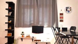 コスタ・デル・シレンチオにあるLoft Marfilのデスク、パソコン、窓が備わる客室です。