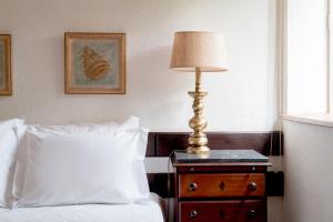 a bedroom with a bed and a lamp on a night stand at AL - Apartamento Impervila in Vilamoura