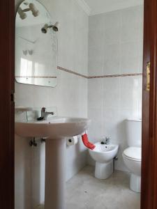 サンシェンショにあるMilanoの白いバスルーム(洗面台、トイレ付)
