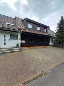 uma casa com uma entrada de tijolos em frente em Hotel PB em Goslar
