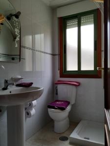 サンシェンショにあるMilanoのバスルーム(トイレ、洗面台付)、窓が備わります。