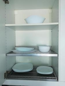 una cucina con piatti e ciotole su uno scaffale di KC home abroad a Playa de las Americas