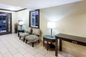 une salle d'attente avec des chaises et un bureau dans l'établissement Howard Johnson by Wyndham San Diego Hotel Circle, à San Diego
