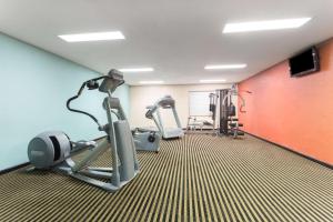 Fitness centrum a/nebo fitness zařízení v ubytování Baymont by Wyndham Port Arthur - Groves Area