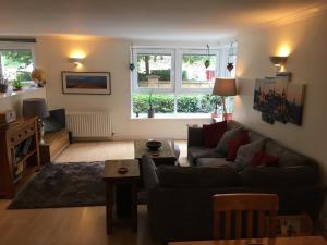 愛丁堡的住宿－Holyrood Park Apartment，带沙发和窗户的客厅