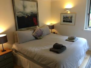 Säng eller sängar i ett rum på Holyrood Park Apartment
