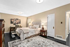 1 dormitorio con cama extragrande y alfombra en North End Villa, en Boise