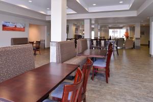 A seating area at Holiday Inn Express & Suites Williams, an IHG Hotel