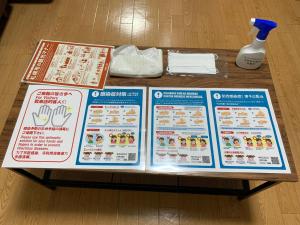 een tafel met een menu met eten erop bij 豊水すすきの駅から徒歩数分 IK Minami 6 Jo Residence 101 IK南6条レジデンス in Sapporo