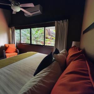 1 dormitorio con 2 camas y ventana en Humuya Inn, en Tegucigalpa