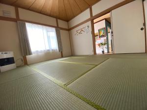 ein leeres Zimmer mit einem großen Zimmer in der Unterkunft Guest House Nemuroman in Nemuro