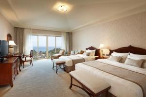 Voodi või voodid majutusasutuse Lotte Hotel Jeju toas