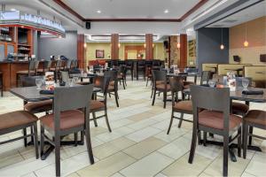 Restorāns vai citas vietas, kur ieturēt maltīti, naktsmītnē Holiday Inn Hotel & Suites Lima, an IHG Hotel