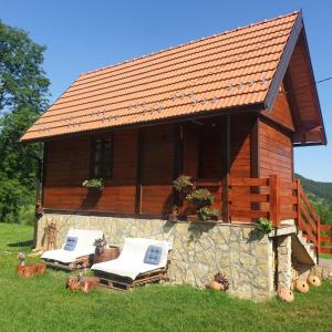 Cabaña de madera con 2 tumbonas y porche en Domaćinstvo Filipović en Rakovica