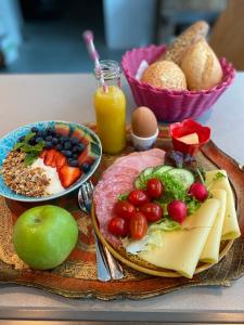 - un plateau de nourriture avec des fruits et des légumes sur une table dans l'établissement The Farmer's Daughter, à Venray