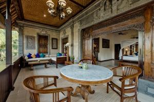 Posezení v ubytování Alam Shanti Ubud