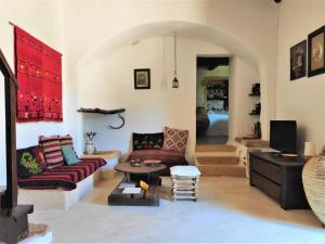 a living room with a couch and a table at Bendeni Cottage in Megála Khoráfia