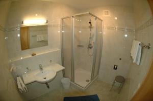 Koupelna v ubytování Hotel Garni Jennewein + 37 fotografií