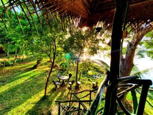 vistas a un parque con árboles y gente sentada en LakeSide Cabana Tissamaharama en Tissamaharama