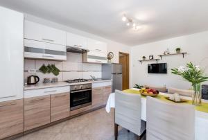 Kuchyň nebo kuchyňský kout v ubytování Apartmani Antonija
