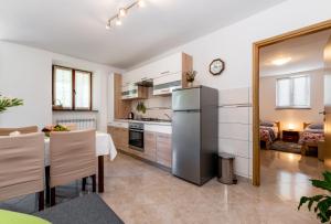 Kuchyň nebo kuchyňský kout v ubytování Apartmani Antonija