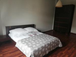 En eller flere senge i et værelse på apartament eurotrader321