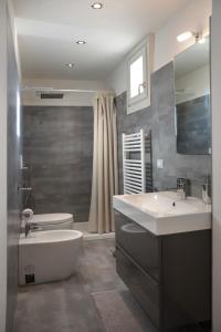 a bathroom with a tub and a sink and a toilet at Il Canzoniere in Arezzo