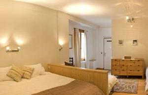 ein Schlafzimmer mit einem Bett und einer Kommode in der Unterkunft White Chalet in Chamonix-Mont-Blanc