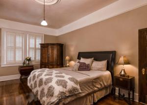 謝爾比的住宿－Morgan and Wells Bed and Breakfast，一间卧室设有一张大床和一个窗户。