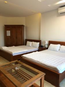 Postel nebo postele na pokoji v ubytování Kim Ngoc Khanh Hotel
