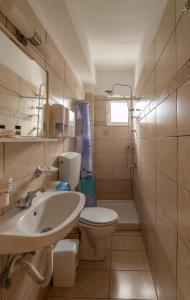 łazienka z toaletą i umywalką w obiekcie Parthenon Rooms w Koroni