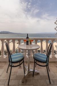 un tavolo con due bicchieri di vino sul balcone di Parthenon Rooms a Koroni