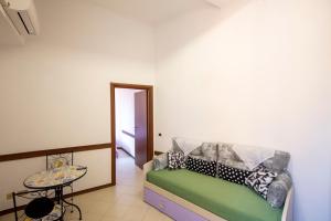 ローマにあるCody's Apartmentのベッドとテーブルが備わる部屋