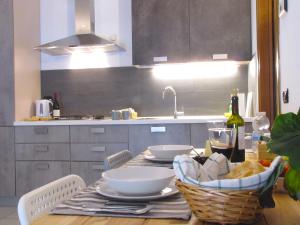 una cocina con una mesa con platos y tazones. en Vicenza City Apartments 1, en Vicenza