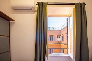 vistas desde una habitación con ventana en Cody's Apartment, en Roma