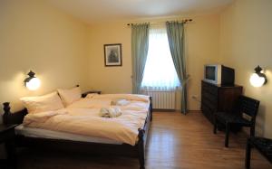 Postel nebo postele na pokoji v ubytování Kalin Hotel