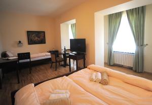 Postel nebo postele na pokoji v ubytování Kalin Hotel