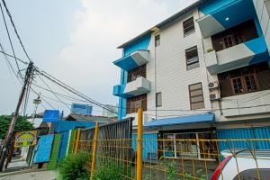 un edificio alto con azul y blanco en Bungur Inn Syariah, en Yakarta
