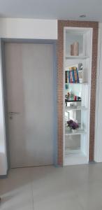 een witte deur in een kamer met een boekenplank bij Atlantis Condo Resort By Anatoly in Jomtien Beach