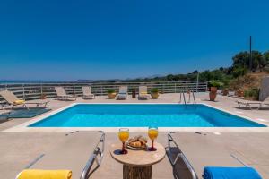Bazén v ubytovaní Haravgi 5 bedrooms villa alebo v jeho blízkosti