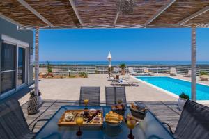 Bazén v ubytovaní Haravgi 5 bedrooms villa alebo v jeho blízkosti