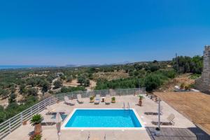 Bazén v ubytovaní Haravgi 5 bedrooms villa alebo v jeho blízkosti